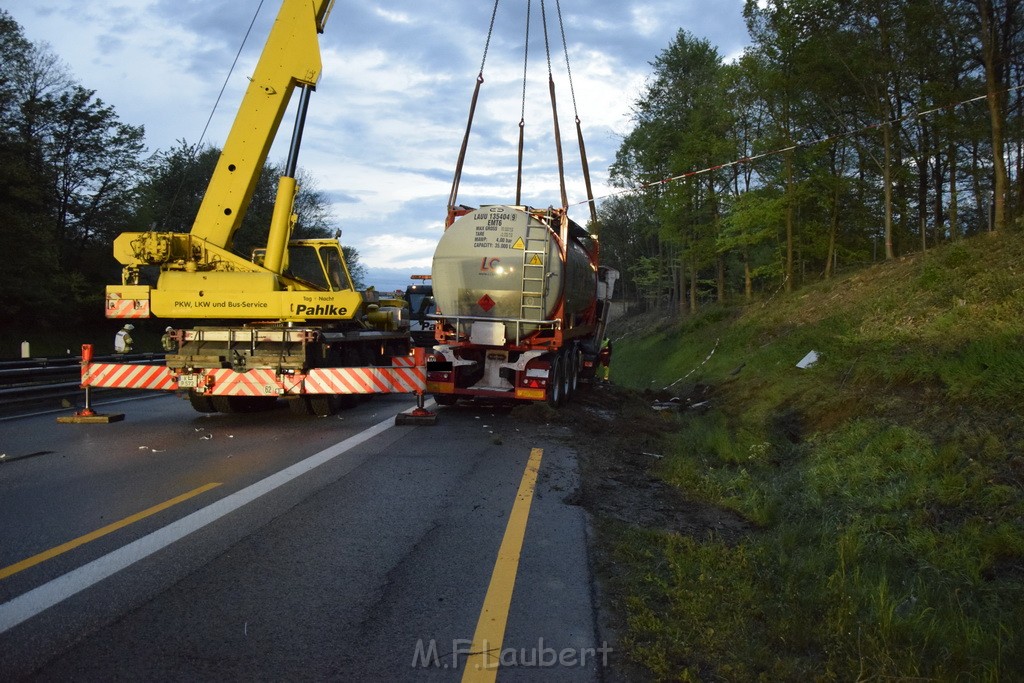 VU Gefahrgut LKW umgestuerzt A 4 Rich Koeln Hoehe AS Gummersbach P575.JPG - Miklos Laubert